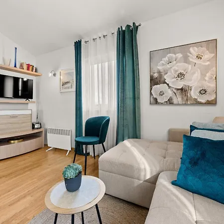 Kacana Blue - With Pool, Billiards, Darts Tatil Evi Vodnjan